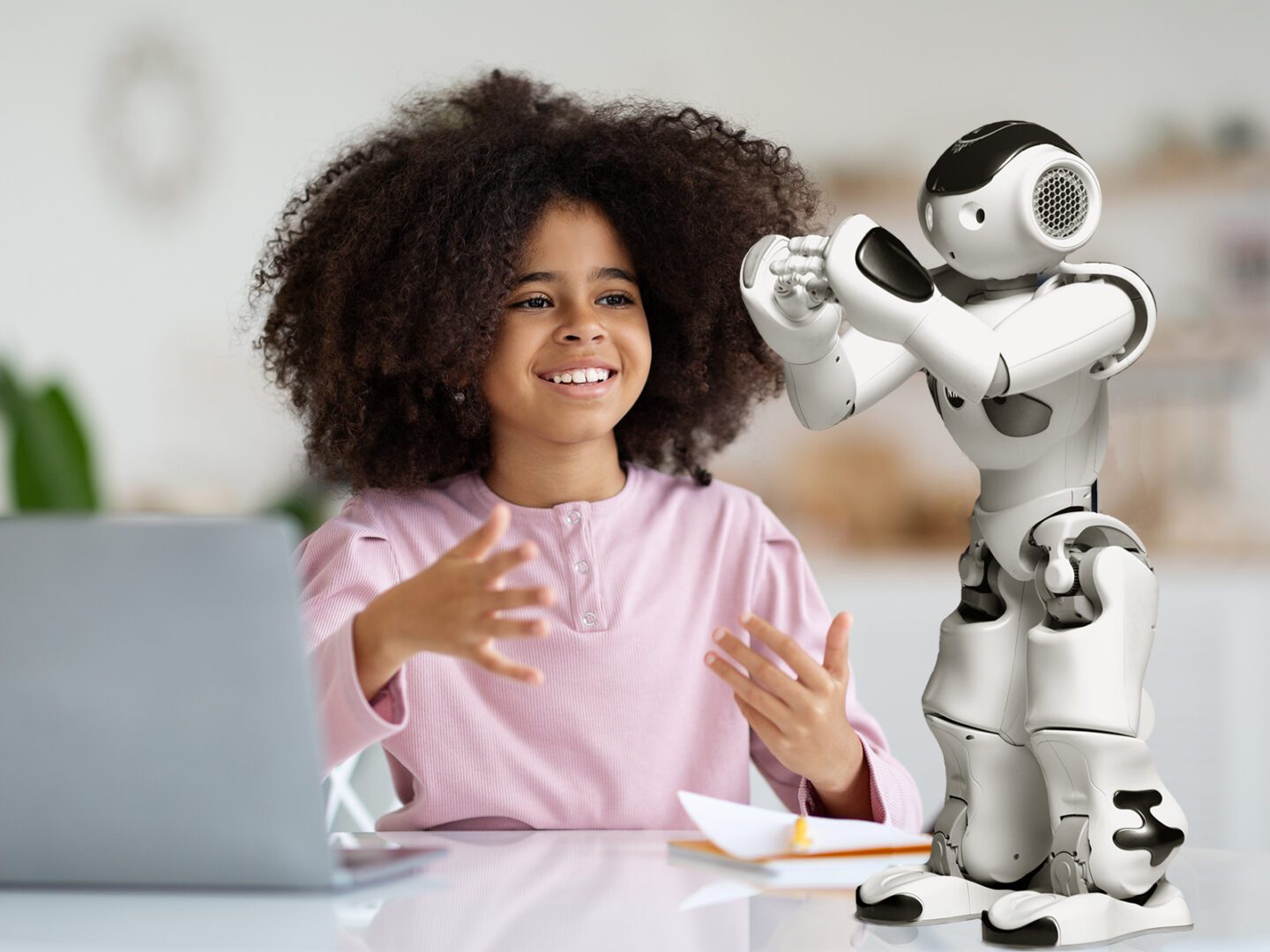 Robot Edukacyjny Nao podczas zajęć z języka obcego z uczennicą.