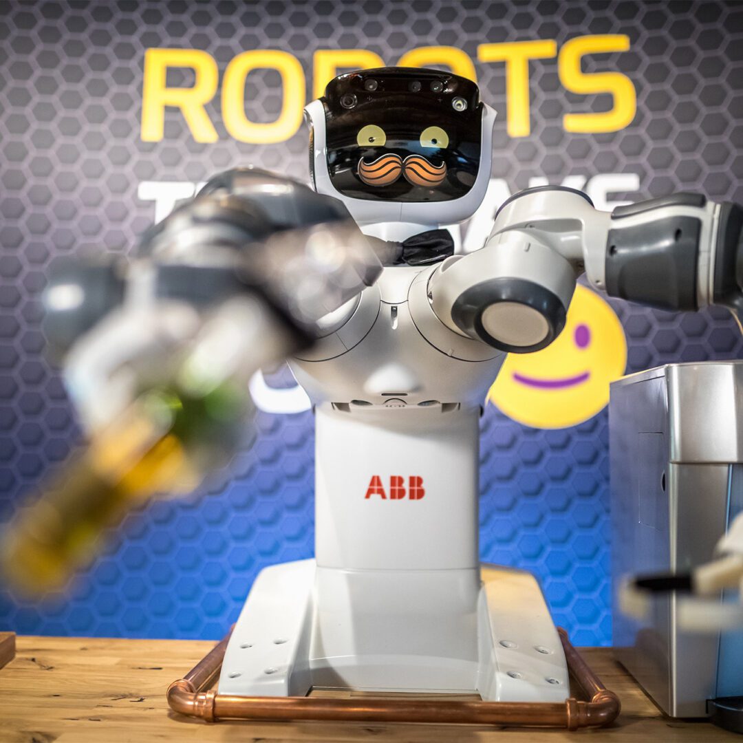 Robot kelner Lucki w kawiarni z pracownikiem
