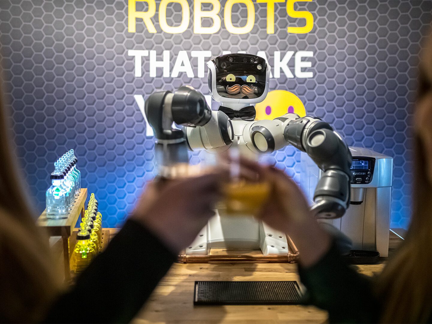 Robot barman serwuje drinki w restauracji