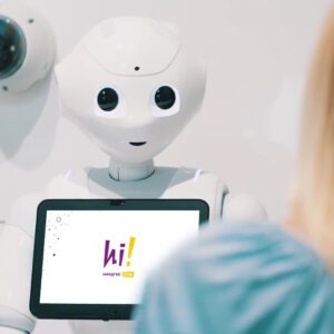 Robot humanoidalny Pepper stoi na jasnej recepcji.