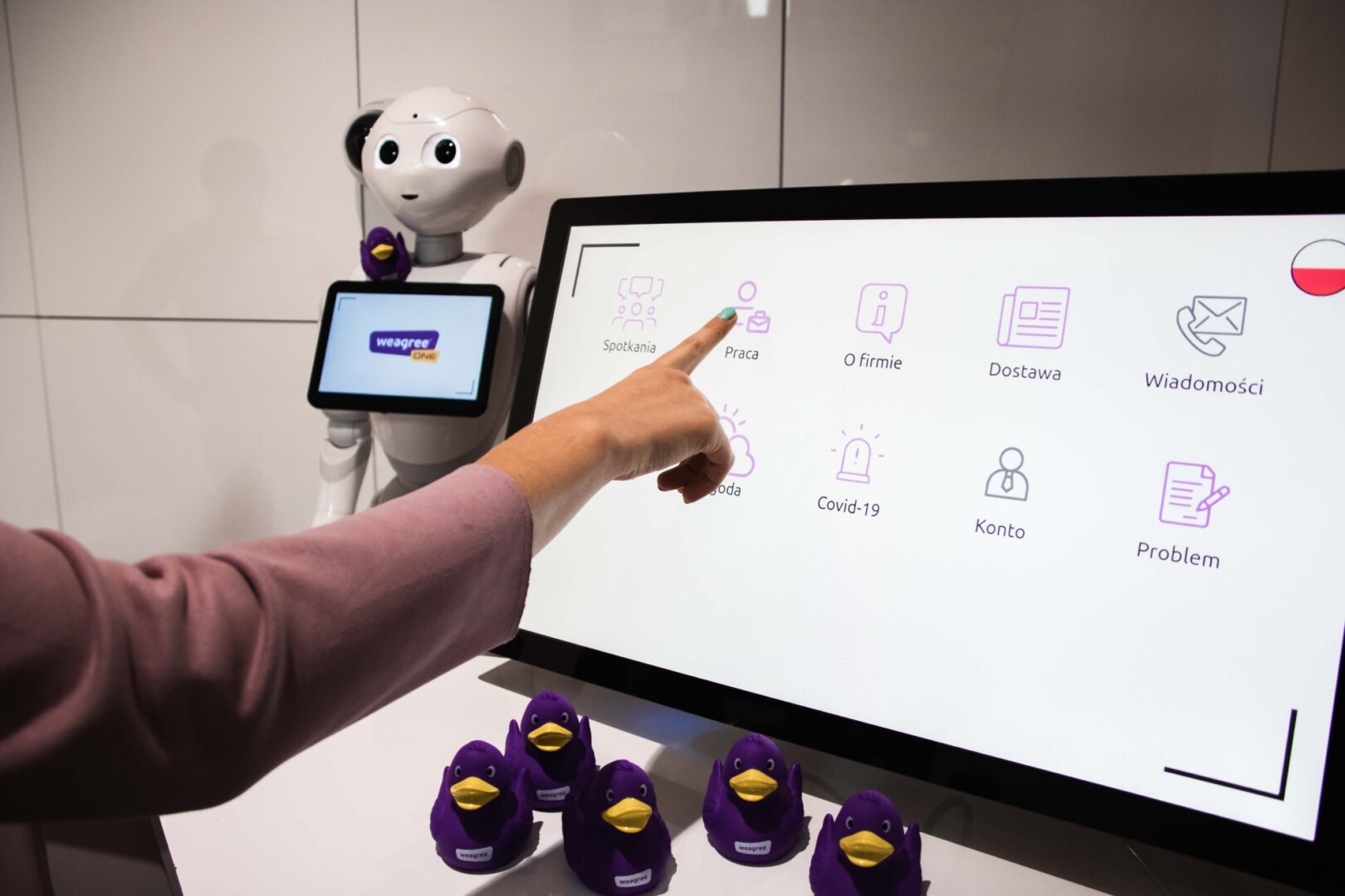 Robot Pepper obsługuje recepcję w firmie