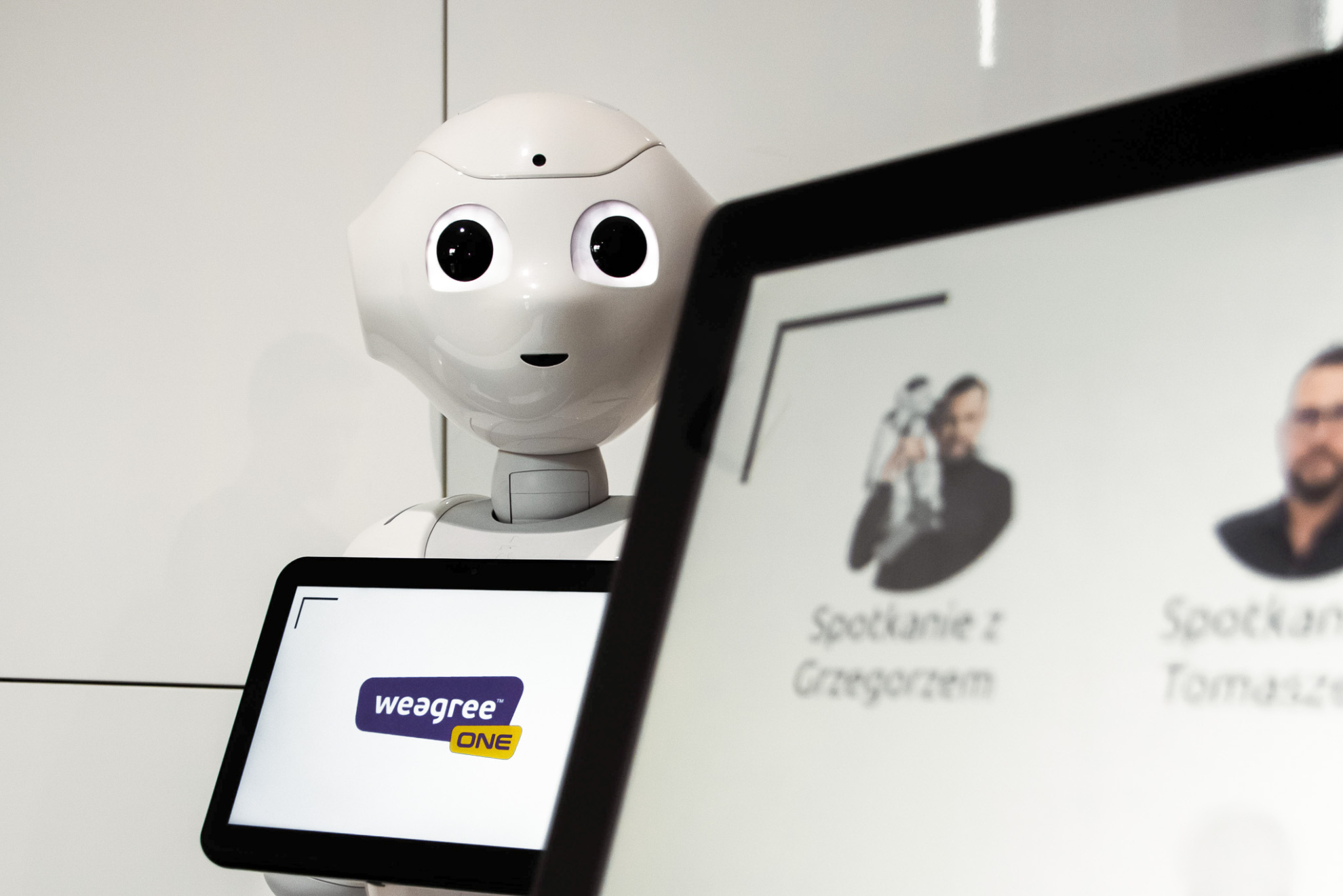 Robot recepcyjny Pepper na ujęciu z ekranem w pracy