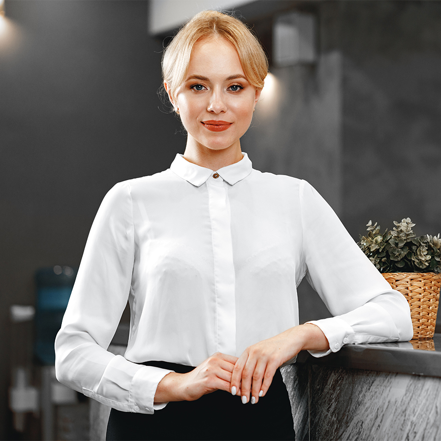 Robot kelner Lucki w kawiarni z pracownikiem