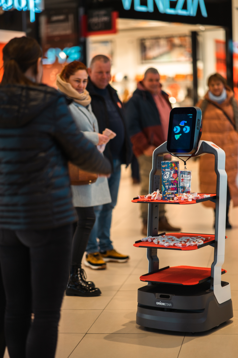 Robot Lucki w trakcie trwania WOŚP w Opolu