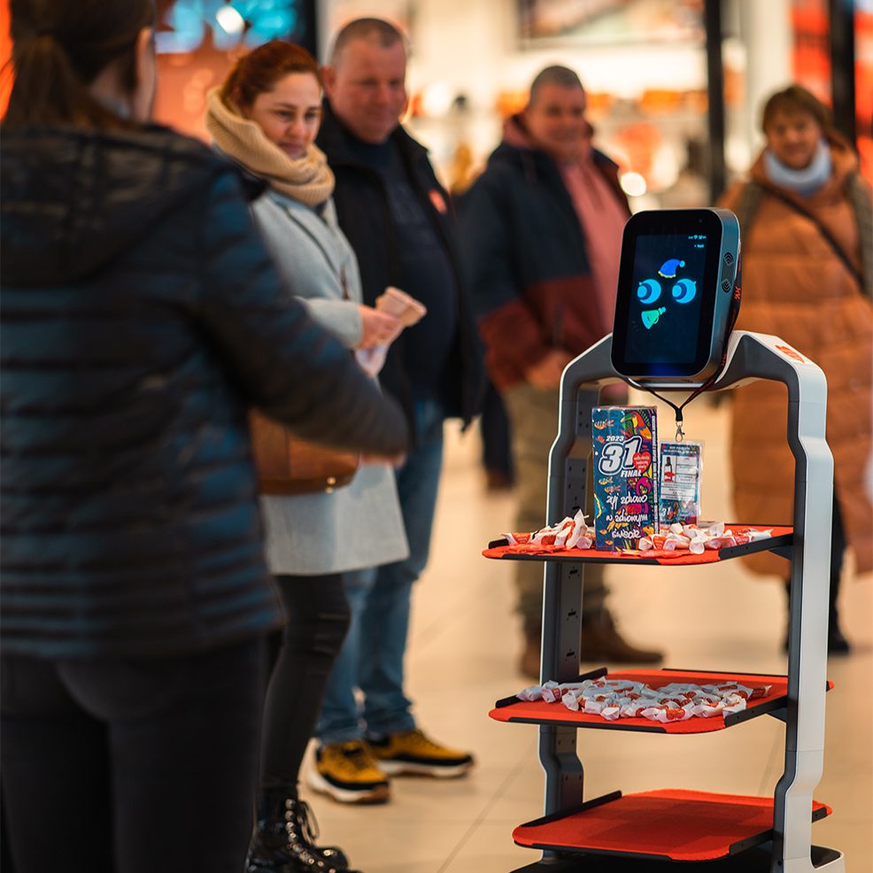 Robot kelner Lucki w kawiarni z pracownikiem