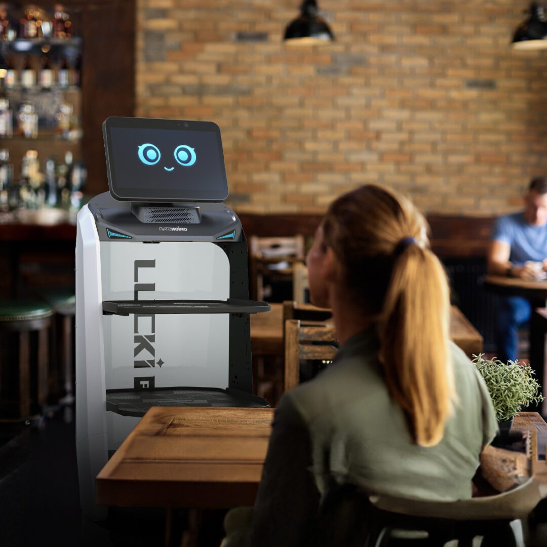 Robot kelner Lucki w kawiarni z pracownikiem