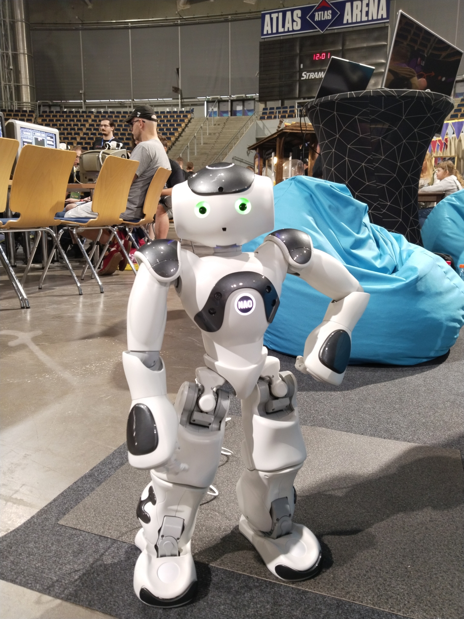 NAO Robot kelner Lucki w kawiarni z pracownikiem