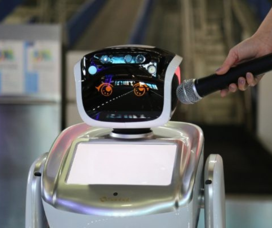 Sanbot Robot kelner Lucki w kawiarni z pracownikiem