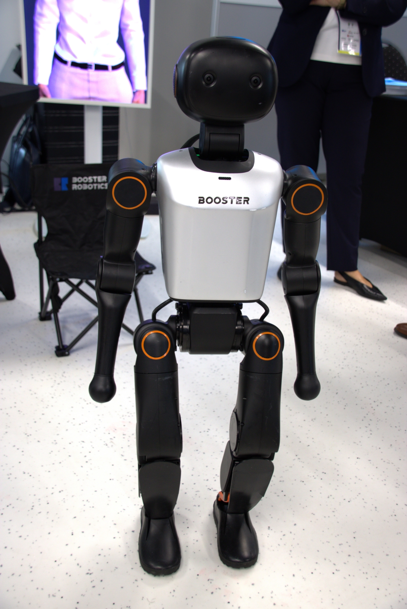 Robot kelner Lucki w kawiarni z pracownikiem