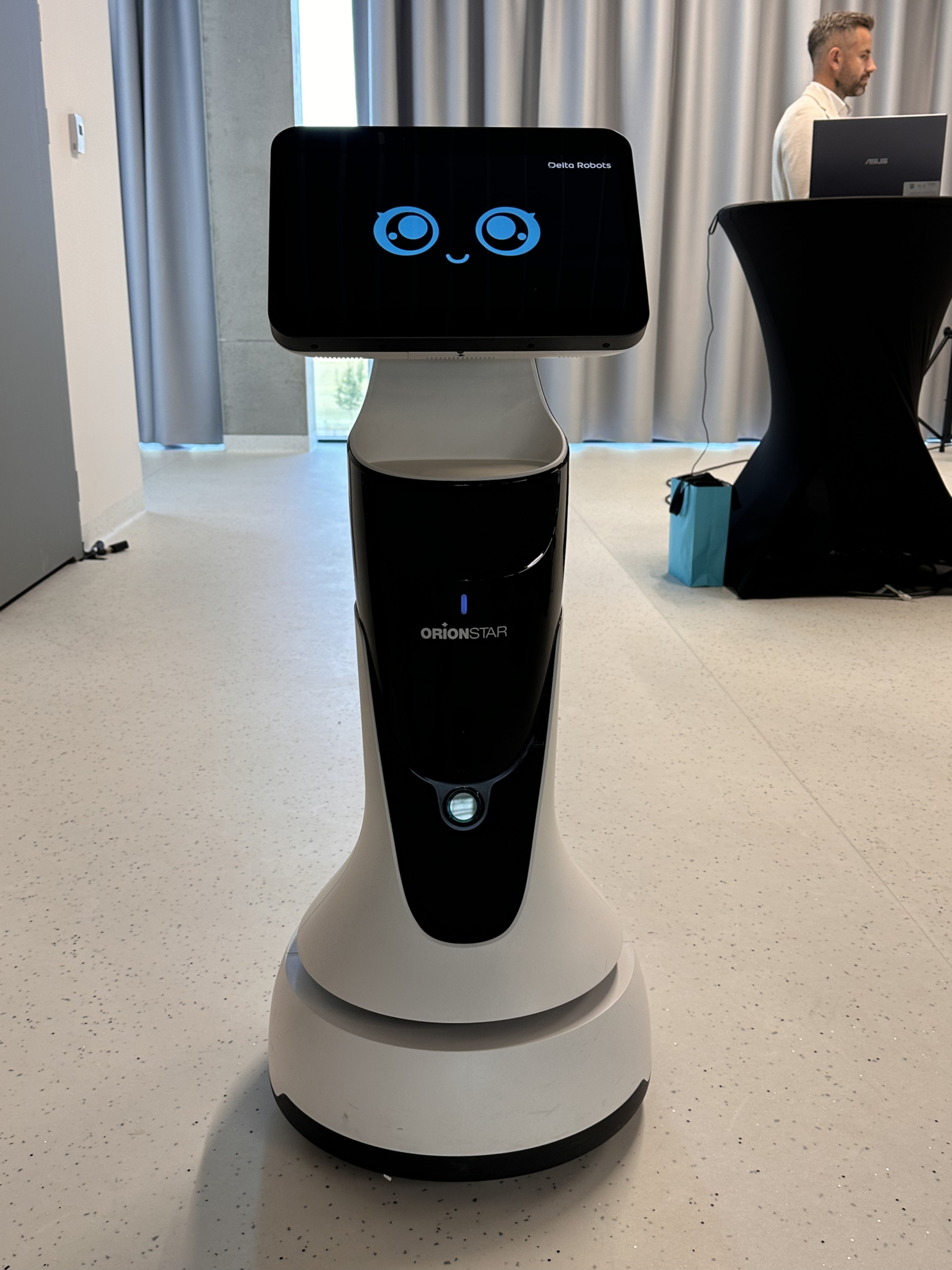 Minibot na konferencji Robot kelner Lucki w kawiarni z pracownikiem