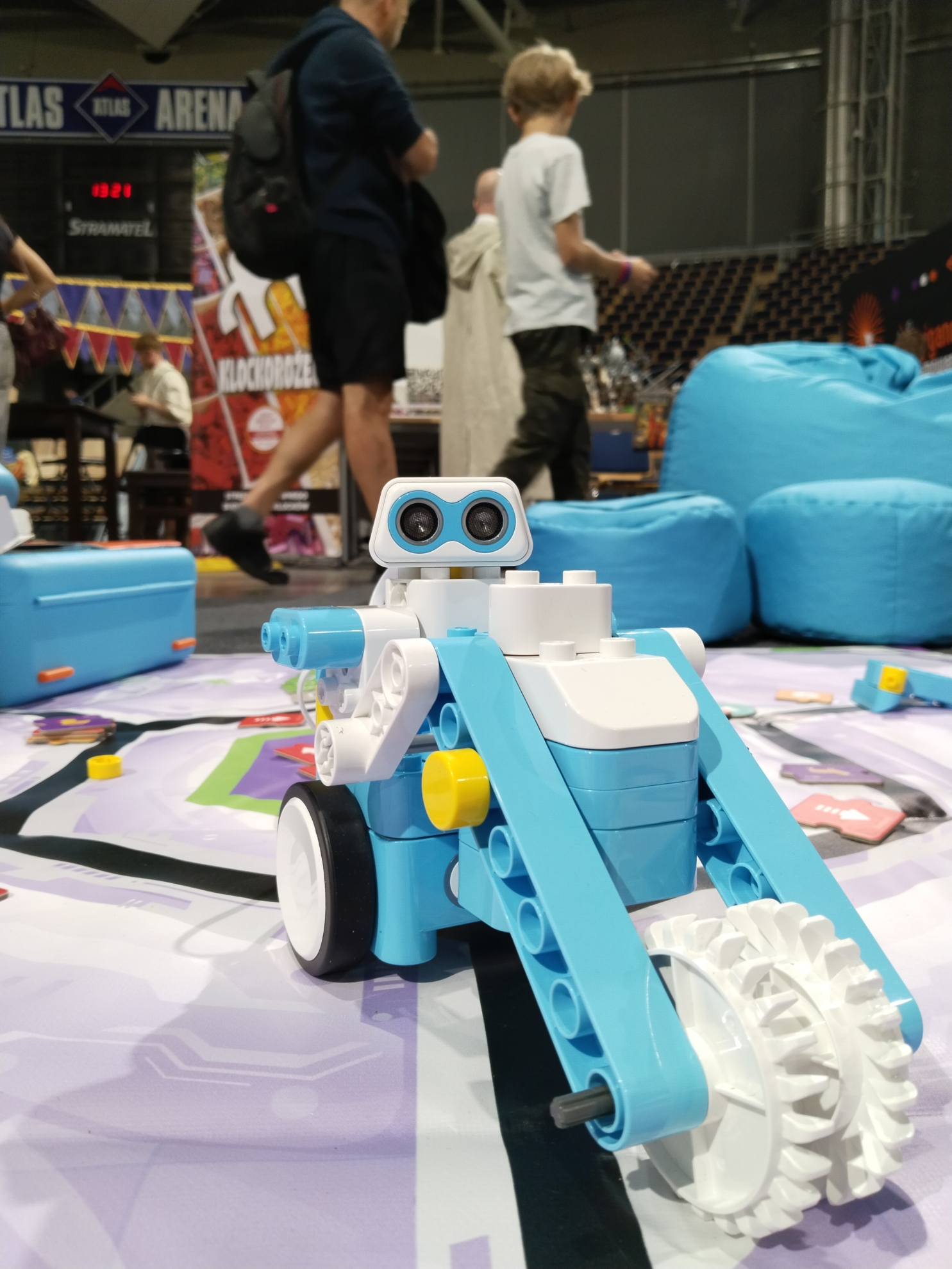 IMG_20250906_132305 Robot kelner Lucki w kawiarni z pracownikiem
